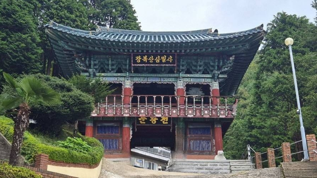 경남 창원 삼밀사 입구에 한글 현판이 걸린 누각형 천왕문. / 한국관광공사
