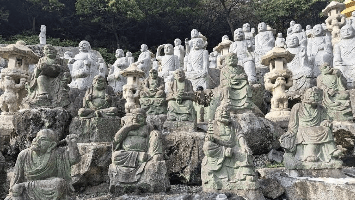 창원 진해 삼일사 나한상 언덕에 크고 작은 돌 조각상이 빼곡히 놓여 있다. / 한국관광공사