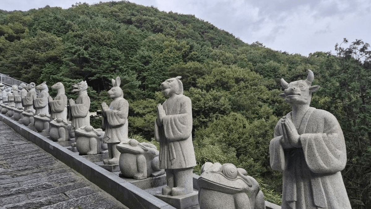 창원 진해 삼일사 경내에 12지신상. / 한국관광공사