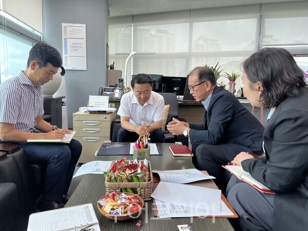 3일 방성환 경기도의원의 경기도교육청 관계자로부터 삼평중 학교복합시설 조성사업 추진 형왕을 보고받고 있다/사진=경기도의회