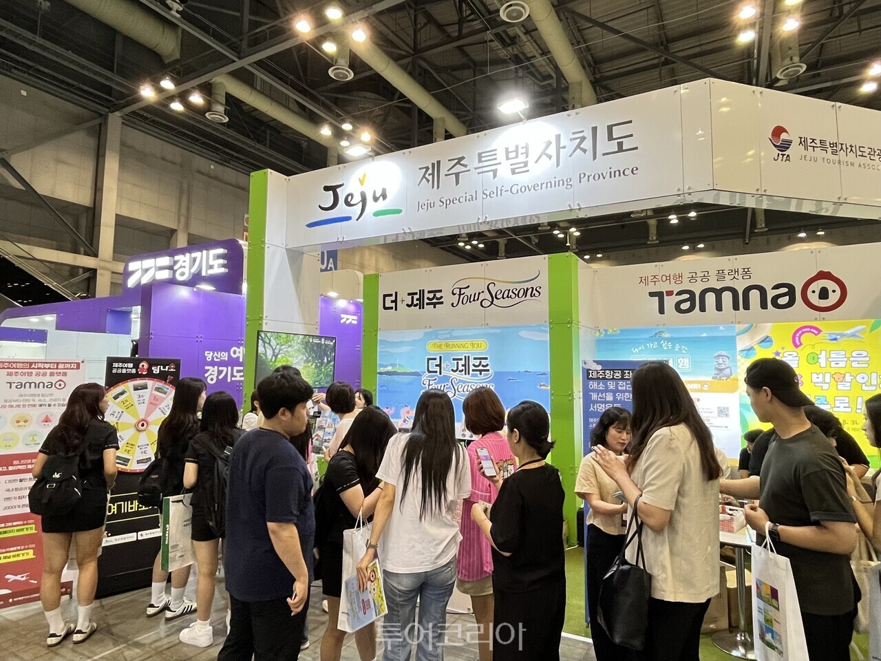 제11회 대한민국 국제 관광박람회 제주관광홍보광에 관람객들이 이벤트 참여를 위해 줄 서 있다. /사진-제주관광협회