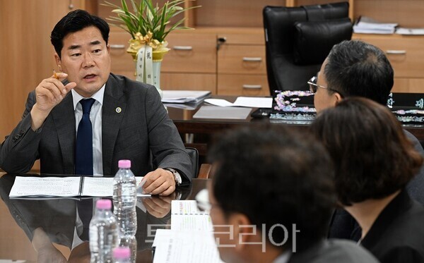 박찬대 인천광역시장이 6일 시청 집무실에서 열린 경제산업본부 주요 업무보고에서 주요현안을 논의하고 있다.
