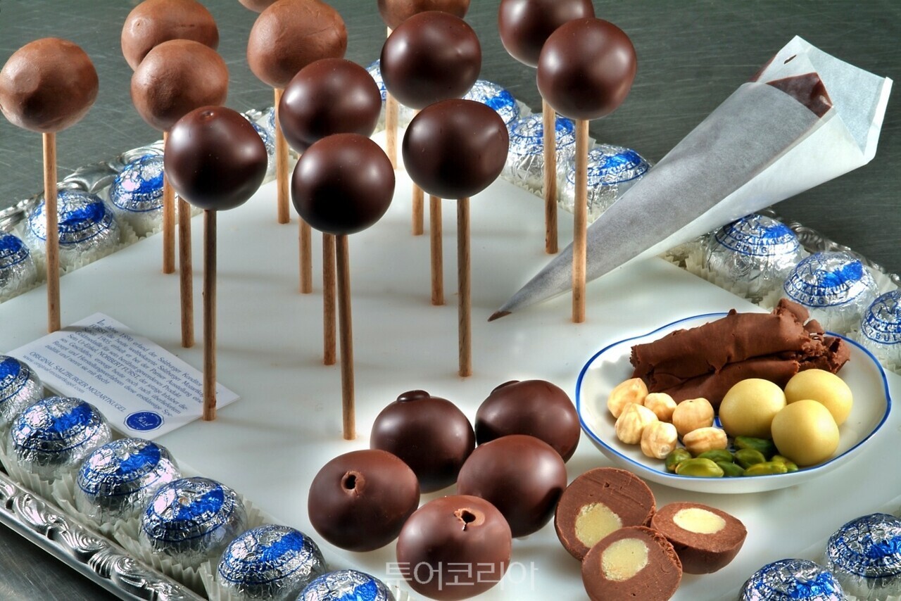 카페-콘디토라이 퓌르스트(Café-Konditorei Fürst)의 오리지널 잘츠부르크 모차르트쿠겔(Original Salzburger Mozartkugel) © Tourismus Salzburg GmbH
