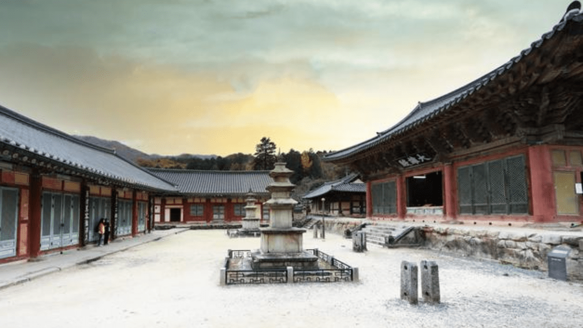 선암사 대웅전 앞마당에 고즈넉하게 자리 잡고 있는 삼층석탑의 모습이다. / 한국관광공사