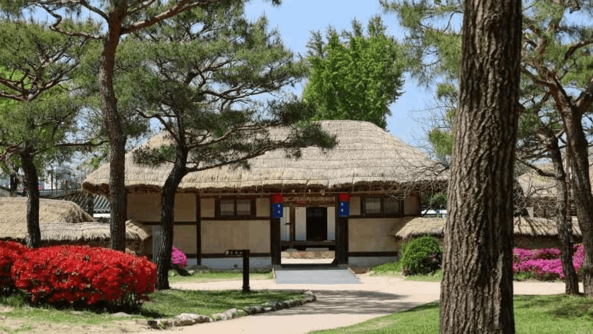 광한루원 경내에 조성돼 있어 남원 여행객들이 즐겨 찾는 춘향의 어머니 월매의 집 전경 사진. / 한국관광공사