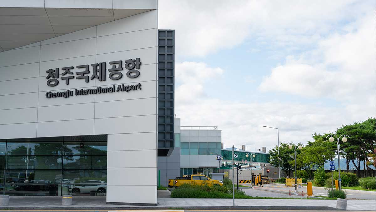 충북 청주국제공항 여객터미널 외경. / Sanga Park-shutterstock