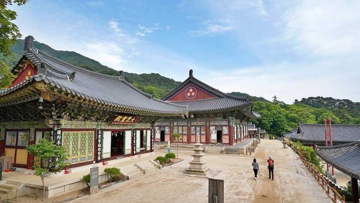 수려한 자연과 어우러진 경남 합천 해인사의 전경. / 한국관광공사