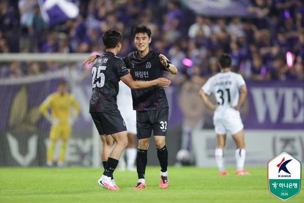 김재현과 이태희(왼쪽부터, FC안양). 한국프로축구연맹 제공