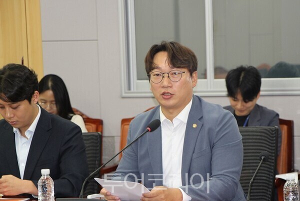 모경종 의원(더불어민주당 전국청년위원장)이 7일 오후 여의도 국회의원회관 제1세미나실에서 열린 청년정책간담회에서 모두 발언을 하고 있다. 2026.07.07. / 투어코리아 이창호 기자