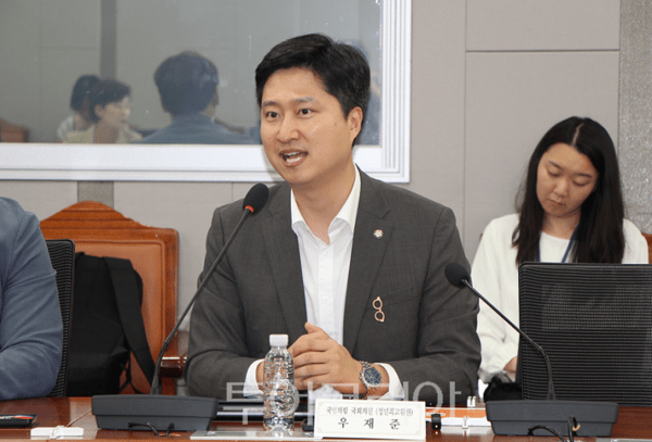 우재준 의원(국민의힘 중앙청년위원장)이 7일 오후 여의도 국회의원회관 제1세미나실에서 열린 청년정책간담회에서 모두 발언을 하고 있다. 2026.07.07. / 투어코리아 이창호 기자