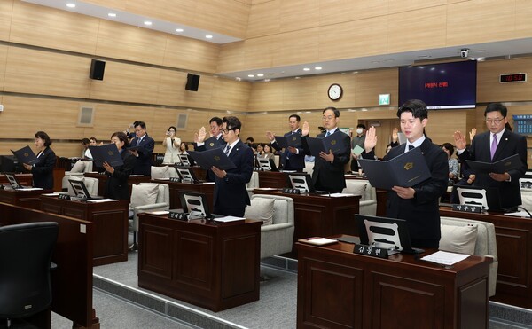 용산구의회 의원들 선서 모습(사진제공=용산구의회)
