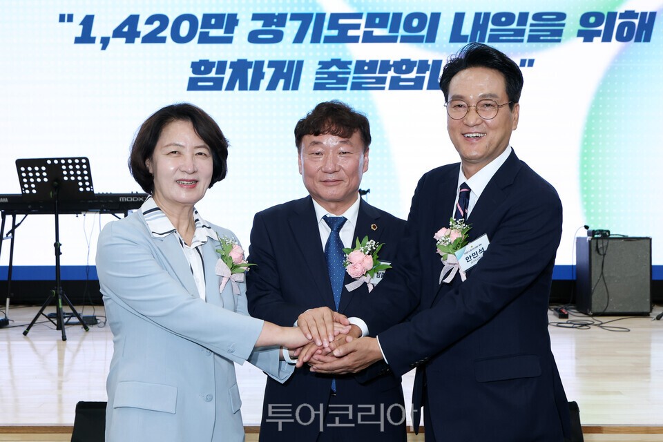 7일 제12대경기도 의회 개원식에 추미애 경기지사와 안민석 경기도교육감고 참석해 축하했다. 왼쪽부터 추미애 지사 남종석 의장, 안민석 경기도 교육감/사진=경기도의회