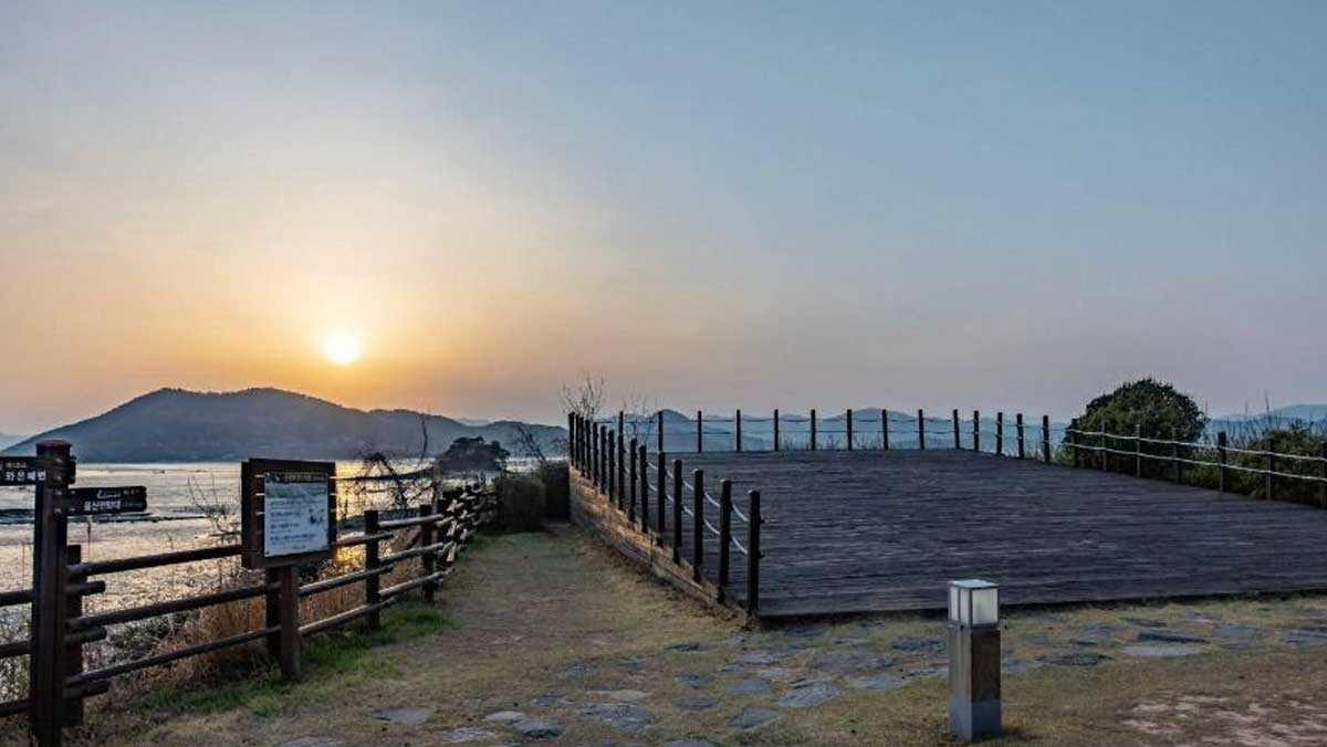 와온해변 전망 데크에서 해가 지고, 갯벌과 바다 위로 붉은 노을빛이 번지고 있다. / 한국관광공사