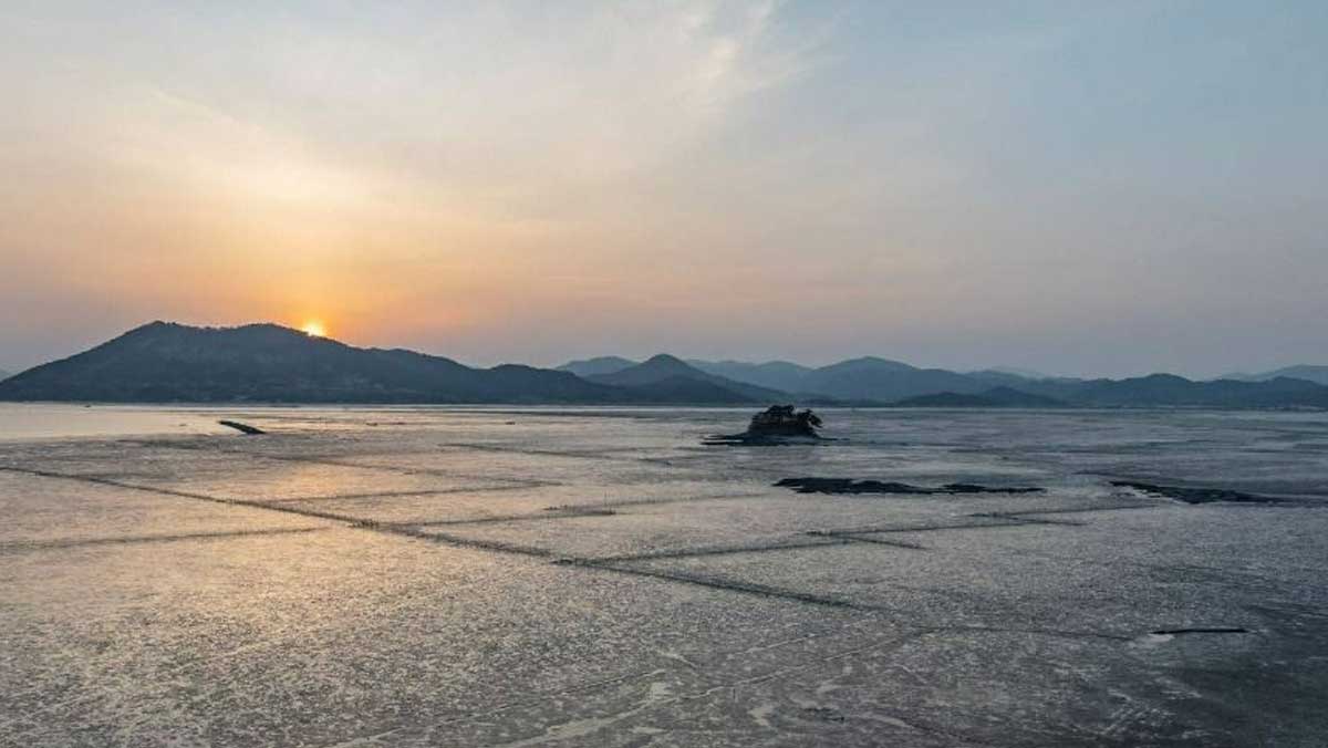 와온해변 앞바다에 해가 지며 넓은 갯벌과 모래톱, 작은 섬이 한눈에 펼쳐지고 있다. / 한국관광공사