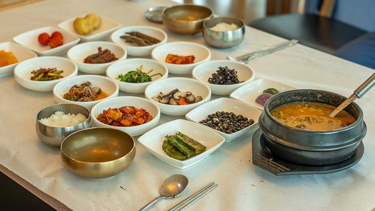 인근 식당에 짱뚱어탕과 여러 반찬이 차려져 갯벌 여행 뒤 지역 밥상을 맛볼 수 있다. / 한국관광공사