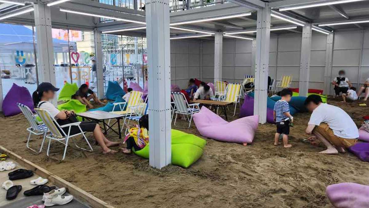 샌드 아지트에서 아이들과 부모들이 모래놀이를 하며 휴식을 취하고 있다. / 한국관광공사