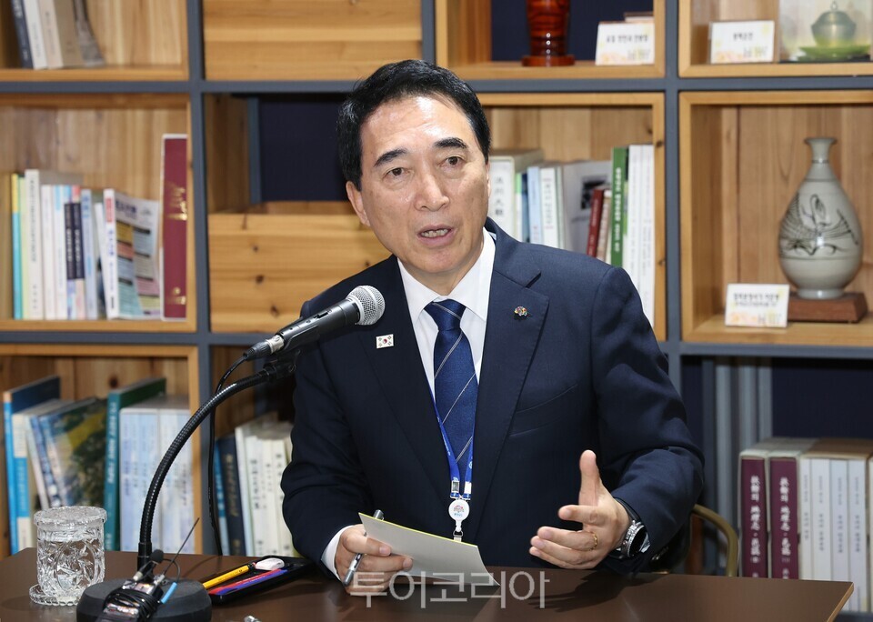 ▲박수현 충남지사가 7일 도청 프레스센터에서 열린 기자간담회에서 충청광역연합 운영 방향을 비롯해 정무부지사 임명, 지천댐 공론화위원회, 언론과의 소통 강화 등 주요 도정 현안을 직접 설명하고 있다. /사진-충남도