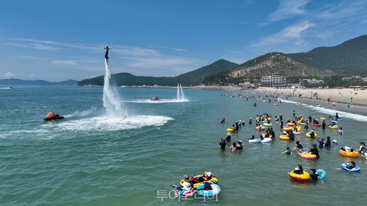 지난해 완도 신지 명사십리에서 플라이보드를 보며 물놀이를 즐기고 있는 피서객들 완도 신지 명사십리 해수욕장 전경 /사진-완도군