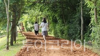 두계천 황톳길 /사진-계룡시