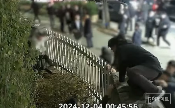12.3 비상계엄 당시 김민석 전 총리가 국회 담을 넘는 장면