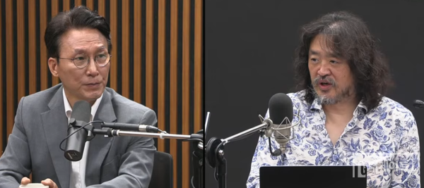 김민석 전 총리가 김어준 총수의 질문을 듣는 장면