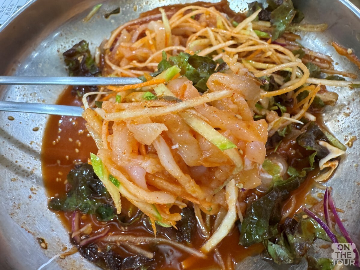 먹음직스러운 물회. / 온더투어