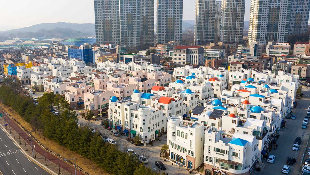 아산 지중해마을 전경. 흰 건물과 파란 지붕이 아파트 단지 사이에 모여 작은 유럽 마을처럼 보인다. / 한국관광공사 포토코리아-김지호