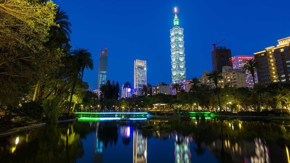화려한 랜드마크 야경을 감상할 수 있는 대만 타이베이. / leungchopan-shutterstock