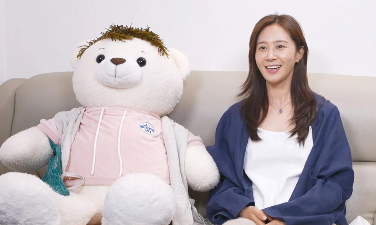 대형 곰인형과 함께 인터뷰에 응한 유리 / 사진제공=MBC '나 혼자 산다'