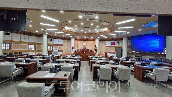 의원들 기다리는 텅빈 고양시의회 본회의장/투어코리아뉴스 정명달 기자