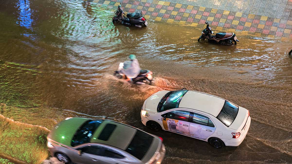 폭우로 인해 도로가 물에 잠겨 차량과 오토바이가 서행하고 있다. / Vietnam Stock Images-shutterstock