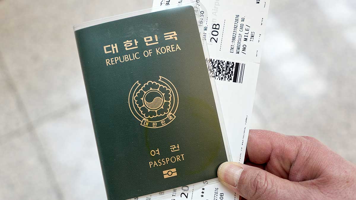 한 여행객이 여권과 항공권을 들고 있다. / SUDONG KIM-shutterstock
