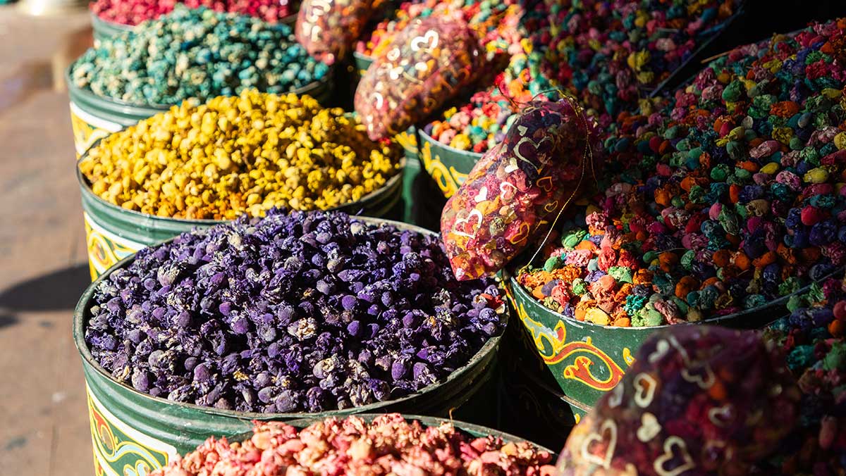 시장에서 눈길을 사로잡는 다양한 색감의 향신료들을 판매하고 있다. / Melinda Nagy-shutterstock