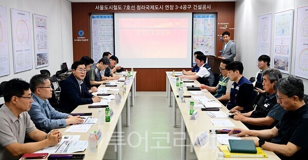 박찬대 인천광역시장이 10일 서울7호선 청라 연장선 3공구 상황실에서 공사현황을 점검하고 있다.