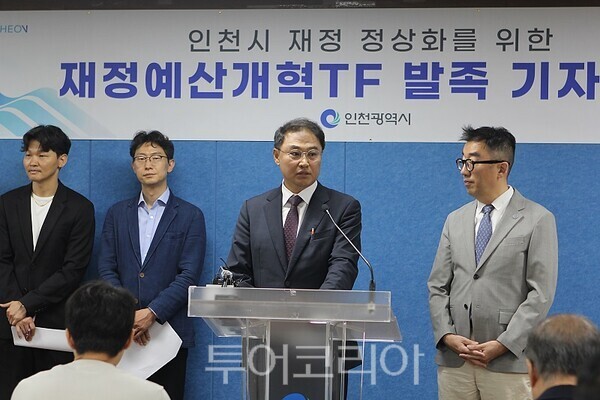 박찬대 인천시장이 10일 오전 인천시청 브리핑룸에서 개최한 기자회견에서 송현석 재정예산개혁 TF 단장(전 인수위 부위원장)이취재진의 질문에 답변을 하고 있다 하고 있다. 2026.07.10. / 투어코리아 이창호 기자