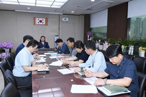 ▲ 신동화 구리시장이 '구리토평2 공공주택지구 조성사업' 현안 보고회를 주재하고 있다. / 구리시 제공 