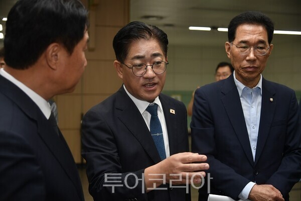 이기형 시장이 9일 김용석 대광위원장과 김주영 국회의원(김포), 박상혁 국회의원(김포), 이기헌 국회의원(고양)과 함께 현장을 점검하고 협력 방안 논의를 하고 있다.