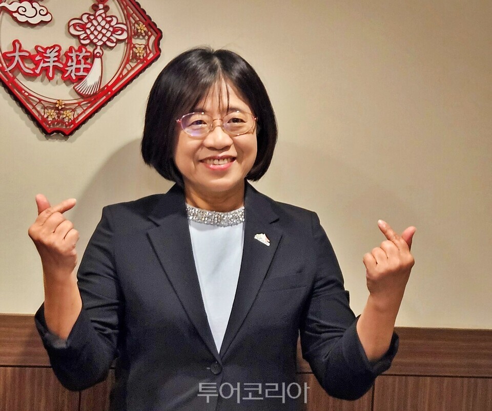 천메이슈((陳美秀) 타이중시 관광여유국 국장은 환영사를 통해 "작년에 대만을 찾은 한국 관광객이 100만 명을 넘어섰다"며 . 지금은 항공편이 31편에 달하고, 또 매년 증편되고 있어 내년에는 일본 시장을 넘어설 것으로 확신한다"고 말했다. 특히  그는 " 한국과 대만은 훌륭한 관광 산업 파트너"라며, "타이베이가 서울과 같다면, 타이중은 부산이나 대구와 비슷한 도시로, (양국 도시들이) 새로운 시장을 개척하는 지금, 타이중은 대만의 중심에 있는데, (관광객 유치를 위해) 함께 윈윈(Win-Win) 하자"고 말했다. 사진=유경훈 기자