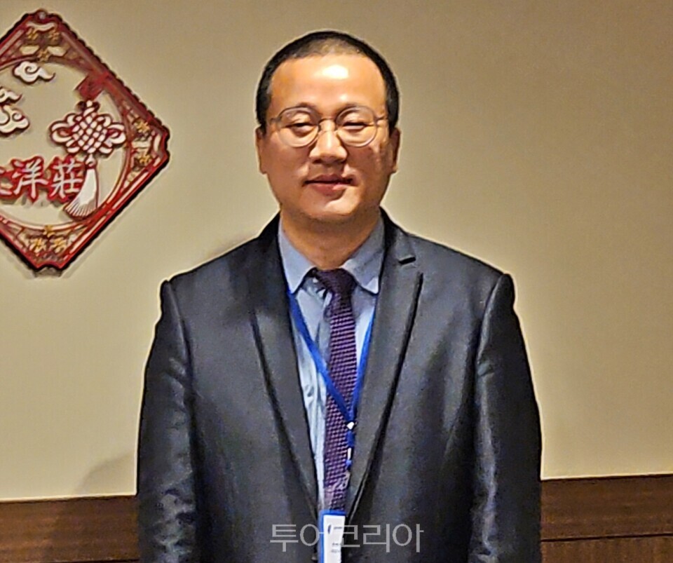 구젠웨이(古鎭維) 먀오리현 문화관광국 과장은 "먀오리는 타이중의 북단에 위치한 도시로 타이중 공항에서 자동차로 40분이면 닿을 수 있다"며, " 먀오리는 산지로 이루어져 있어 경관이 정말 아름답고, 많은 산책로가 조성돼 있다"고 자랑했다.  아울러 " 우리가 내세울 수 있는 것은 '쓰원쓰차오(四炆四炒)'라는 객가(하카) 요리로 '객가소초(客家小炒 돼지고기·오징어·두부 등을 함께 볶아 짭조름하고 불향이 나는 반찬)'과 '생강채 대창볶음(薑絲炒大腸)' 이 있는데, 여러분도 독특한 객가 문화를 한번 체험해 보시라"고 말했다.사진=유경훈 기자