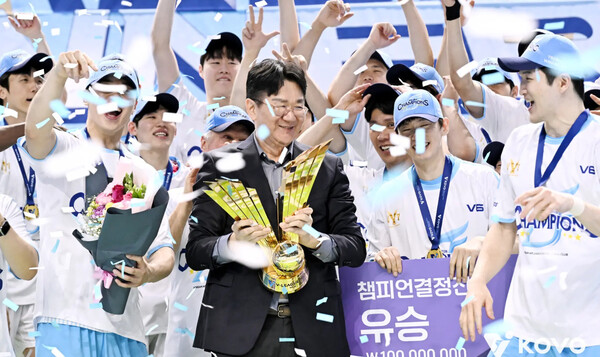 조원태 대한항공 점보스 구단주 겸 한진그룹 회장이 2025-2026 V리그 남자부 우승을 차지한 대한항공 선수들 사이에서 우승 트로피를 들고 세리머니를 하고 있다.(사진=KOVO)