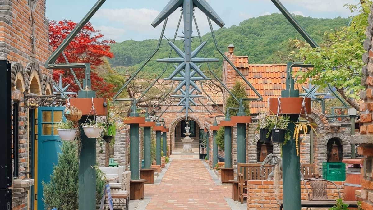 안쪽 광장에 벽돌 건물과 조형물이 놓여 있어 유럽풍 골목 산책을 즐길 수 있다. / 한국관광공사