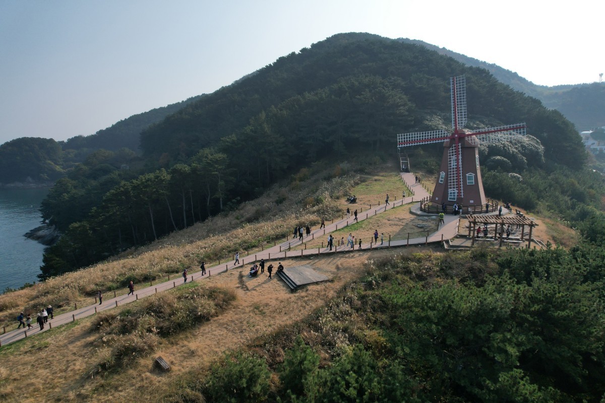 바람의 언덕 풍차 전경. / ⓒ한국관광콘텐츠랩-두드림
