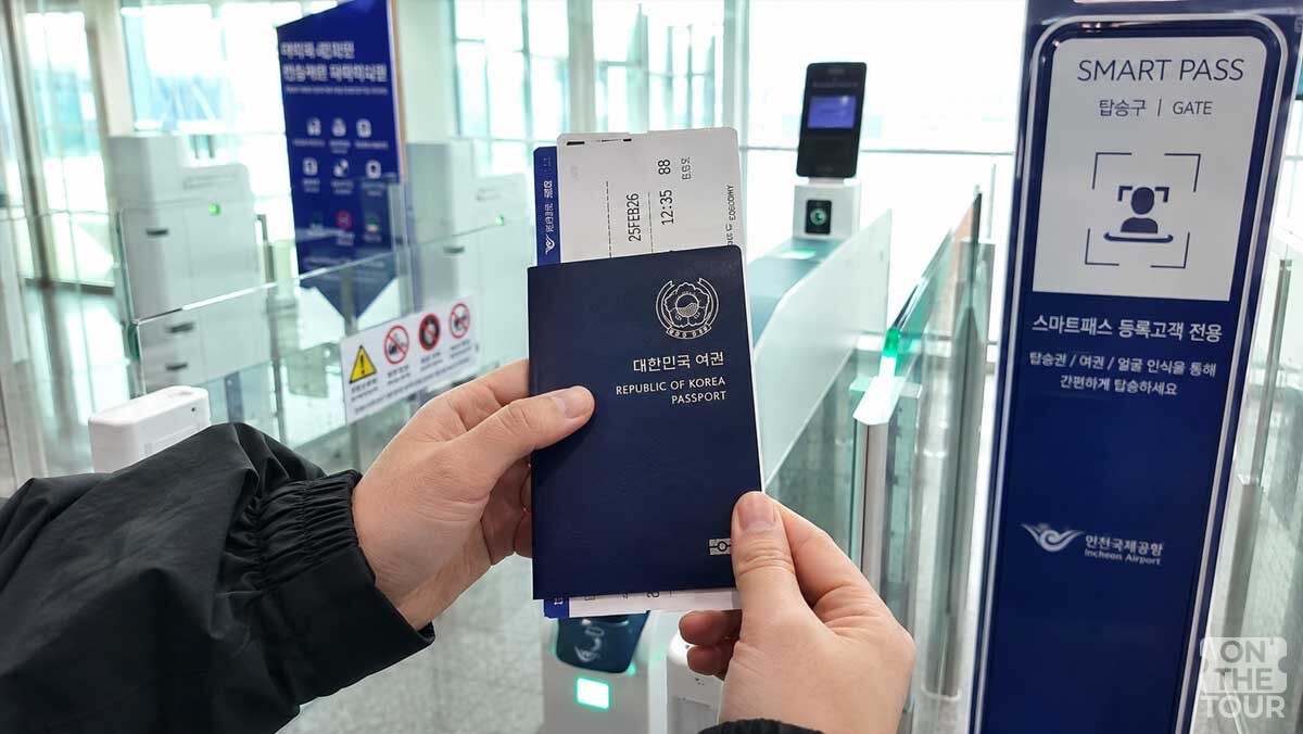 인천공항 스마트패스 게이트 앞에서 여권과 탑승권을 들고 있는 모습. 이해를 돕기 위해 AI 이미지 생성 프로그램으로 만든 참고 사진입니다. / 온더투어
