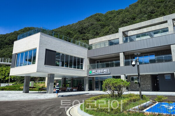 사진 / 무주부냠 금강변의 '반디마루센터'