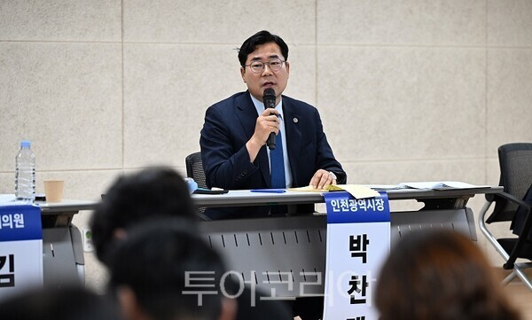 박찬대 인천광역시장이 11일 청라3동 행정복지센터에서 열린 '서울7호선 청라연장 관련 주민간담회'에서 질의응답을 하고 있다.