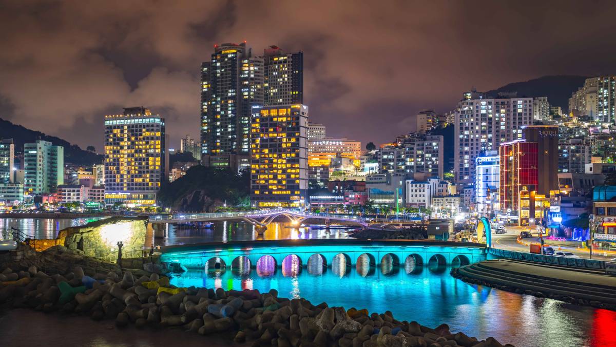 부산 송도구름산책로 해안 도심 야경. / 한국관광공사 포토코리아-부산울산지사 디자인글꼴