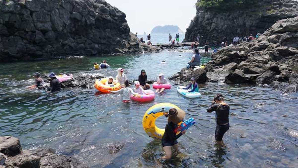 황우지해안 선녀탕에 피서객들이 모여 물놀이를 즐기고 있다. / 한국관광공사