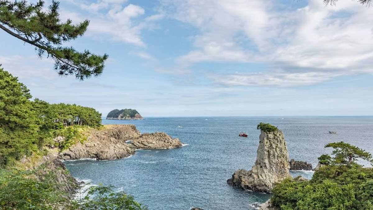 제주 황우지해안 주변 전망대에서 외돌개와 서귀포 앞바다가 함께 내려다보인다. / 한국관광공사
