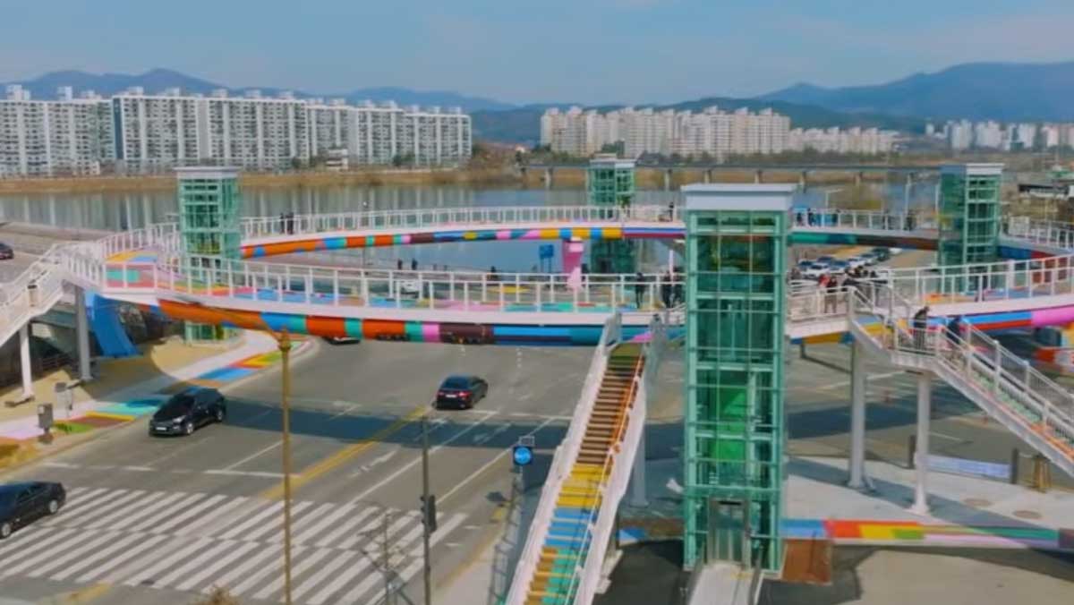 다채로운 색상과 도형으로 꾸며져 걷는 재미를 더하는 폭 3m의 원형 보행로. / 춘천시 유튜브