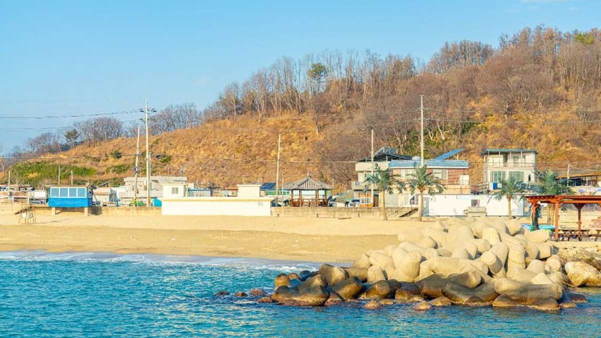 조용하고 한적하게 바다를 인도하며 머물 수 있는 경북 영덕의 오보해수욕장. / 한국관광공사